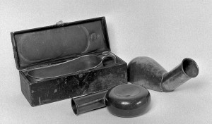 Podróżny zestaw do sikania z praktyczną skrzyneczką - początek XIX wieku